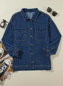 Detaillierte Ansicht einer übergroßen Damen-Jeansjacke mit Knöpfen und Brusttaschen.