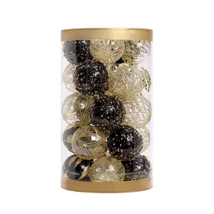 Elegantes Set aus schwarz-goldenen Weihnachtskugeln in einer Klarsichtverpackung