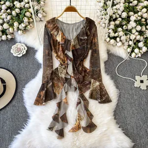 Elegante top vintage marrone tie-dye con scollo a V, volant e maniche a campana