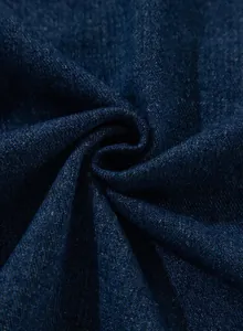 Makro-Detailaufnahme der hochwertigen dunkelblauen Denim-Stoffstruktur und des Webmusters