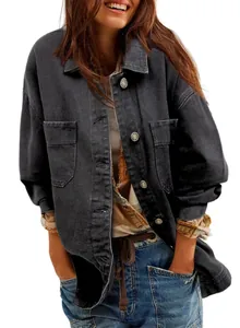Detail einer übergroßen schwarzen Boyfriend-Jeansjacke mit Brusttaschen und Knöpfen