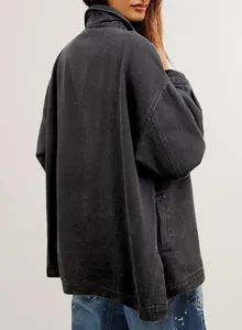 Rückansicht einer übergroßen, gewaschenen schwarzen Denim-Jacke im Boyfriend-Stil