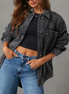 Detail der grauen Oversize-Jeansjacke mit Knopfverschluss und gewaschener Optik