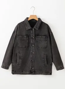 Detaillierte Frontansicht einer übergroßen, gewaschenen schwarzen Jeansjacke am Kleiderbügel