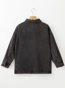 Detaillierte Rückansicht einer grau gewaschenen Jeansjacke im Oversize-Boyfriend-Stil