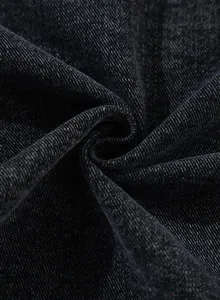 Nahaufnahme der hochwertigen dunkelblauen Denim-Stofftextur der übergroßen Damenjacke