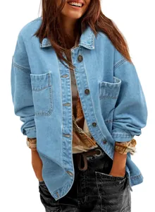Übergroße Jeansjacke für Damen im Boyfriend-Stil mit Knopfleiste und Brusttaschen.