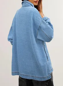 Rückansicht einer Oversize-Jeansjacke im Boyfriend-Stil mit geschlitztem Seitensaum