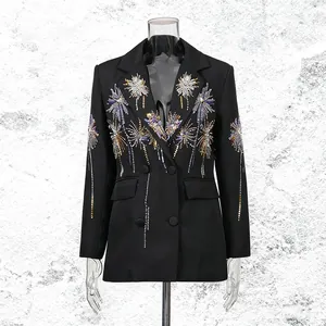 Vue détaillée d'un blazer noir pour femme avec broderie de paillettes en forme de feu d'artifice