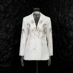 Détail des motifs de feu d'artifice à paillettes sur un blazer blanc chic à col en V