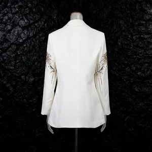 Vue arrière d'un blazer blanc pour femmes avec broderie complexe de paillettes étincelantes