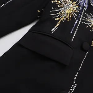 Gros plan détaillé de la broderie de paillettes feu d'artifice sur le blazer noir