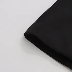 Détail en gros plan de la texture du tissu noir premium d'un blazer chic pour femme