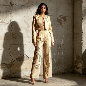 Elegante completo due pezzi con giacca ricamata in oro e pantaloni a gamba larga