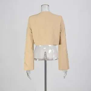 Giacca corta beige elegante vista posteriore con ricche frange in strass su maniche