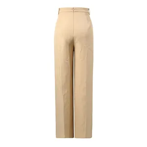 Vista posteriore di eleganti pantaloni kaki a vita alta e gamba larga in tessuto operato.