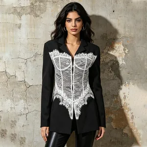 Détail du blazer noir pour femme avec patchwork en dentelle blanche style corset