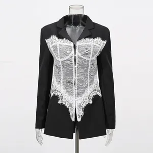 Vue détaillée du blazer cintré pour femme avec empiècement en dentelle blanche