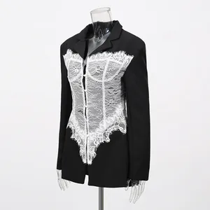 Détail du blazer noir élégant avec un patchwork de dentelle blanche et col en V chic