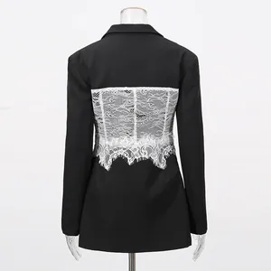 Détail du dos d'un blazer noir pour femme avec empiècement en dentelle blanche raffinée