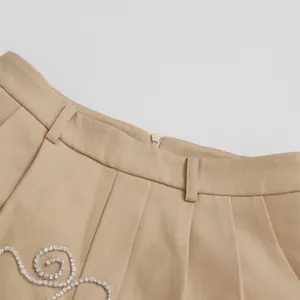 Primo piano dell'elegante dettaglio a spirale con strass sui pantaloni a vita alta