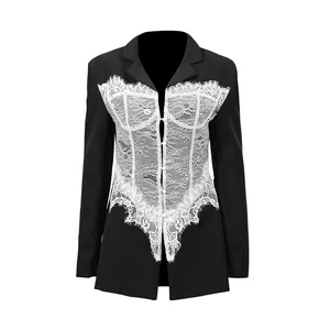 Blazer noir élégant et cintré pour femme avec détails complexes de dentelle blanche