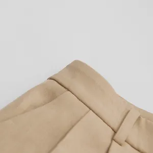 Vista macro dettagliata della vita e del passante per cintura su pantaloni beige
