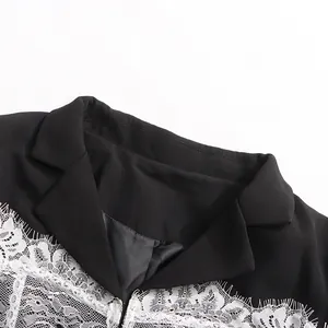 Vue macro montrant les détails complexes de la dentelle blanche sur une veste de blazer noire