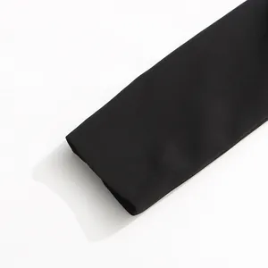 Gros plan détaillé de la manchette d'une manche de veste de tailleur noire pour femme