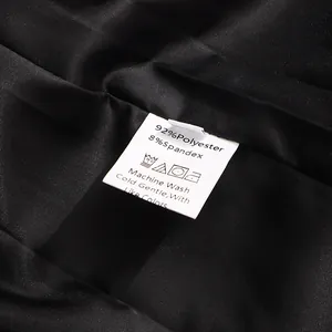 Détail de l'étiquette d'entretien d'un blazer noir pour femme montrant la composition
