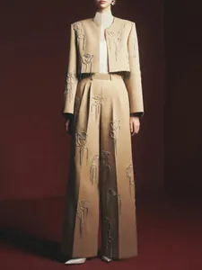 Elegante completo beige due pezzi con ricamo rosa di strass e pantaloni a gamba larga