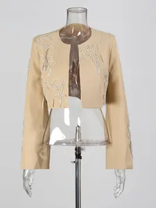 Elegante giacca corta beige con decorazioni in strass e perline pesanti, design moda