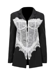 Blazer noir élégant à coupe ajustée avec empiècement en dentelle florale blanche de style corset