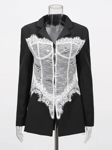 Blazer noir cintré élégant pour femme avec empiècement en dentelle blanche et col V