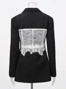 Blazer noir élégant pour femme avec empiècement en dentelle blanche au dos, manches longues.