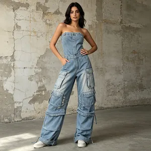 Vollansicht eines trägerlosen Denim-Cargo-Jumpsuits mit vielen Taschen im Industrial-Look.