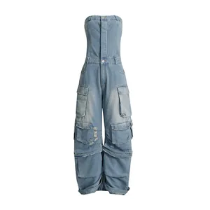 Detailansicht des trägerlosen Denim-Jumpsuits mit vielen Taschen im coolen Cargo-Stil