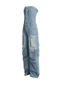 Moderner hellblauer trägerloser Denim-Cargo-Jumpsuit mit mehreren Taschen und Rissen