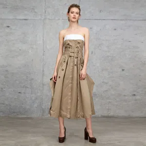 Vista de detalle del vestido palabra de honor caqui con diseño de gabardina cruzada