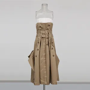Vista frontal detallada de un vestido palabra de honor caqui de dos piezas con botones
