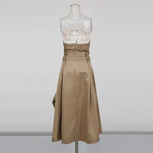 Vista trasera de un vestido palabra de honor caqui con doble cinturón y cremalleras