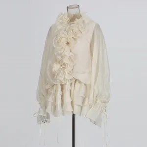Franse set van chiffon blouse met ruches en minirok in gebroken wit getoond op een etalagepop