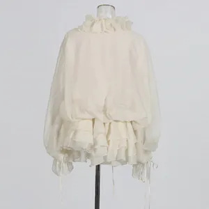 Achteraanzicht van een witte Franse chiffon mini-jurk met ruches op een etalagepop