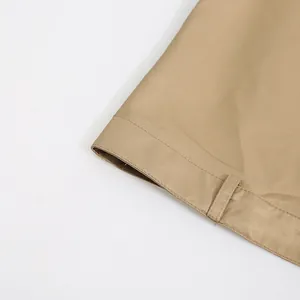 Vista detallada de la cintura del vestido caqui y la presilla del cinturón con la textura