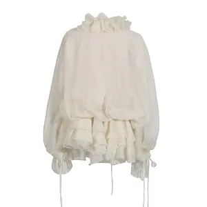 Achteraanzicht van een zoete crèmekleurige chiffon blouse in Franse stijl met ruches.