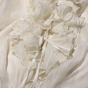 Close-up van elegante witte chiffon stof met ruches en delicate strikdetails