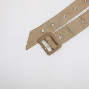 Primer plano de cinturón de tela caqui con hebilla cuadrada y ojales plateados