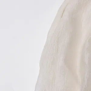 Gedetailleerde close-up van witte chiffon stof met glans en een gecrinkelde textuur