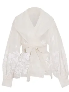 Elegante blusa in organza bianca a portafoglio con maniche a lanterna e ricami floreali