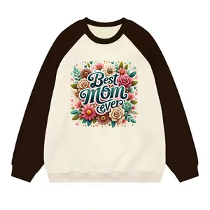 Detailansicht des Best Mom Ever Blumen-Hitzetransfers auf Raglan-Sweatshirt